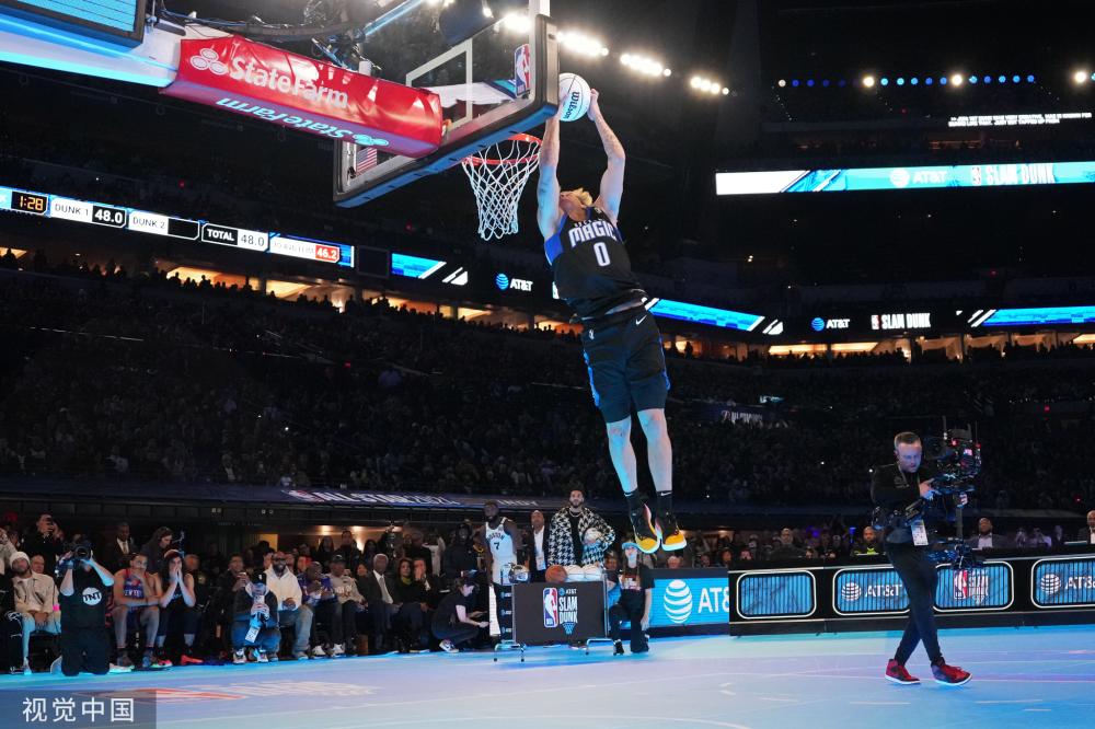 误将球踢入 误将球踢入